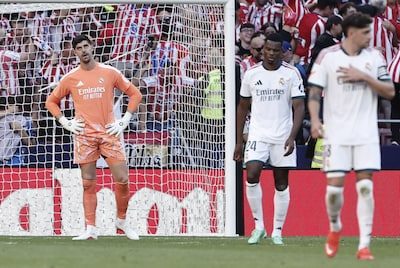 Pijnlijke namiddag voor Courtois en co: Real Madrid gaat ten onder in stadsderby en ziet leider Barcelona verder uitlop…