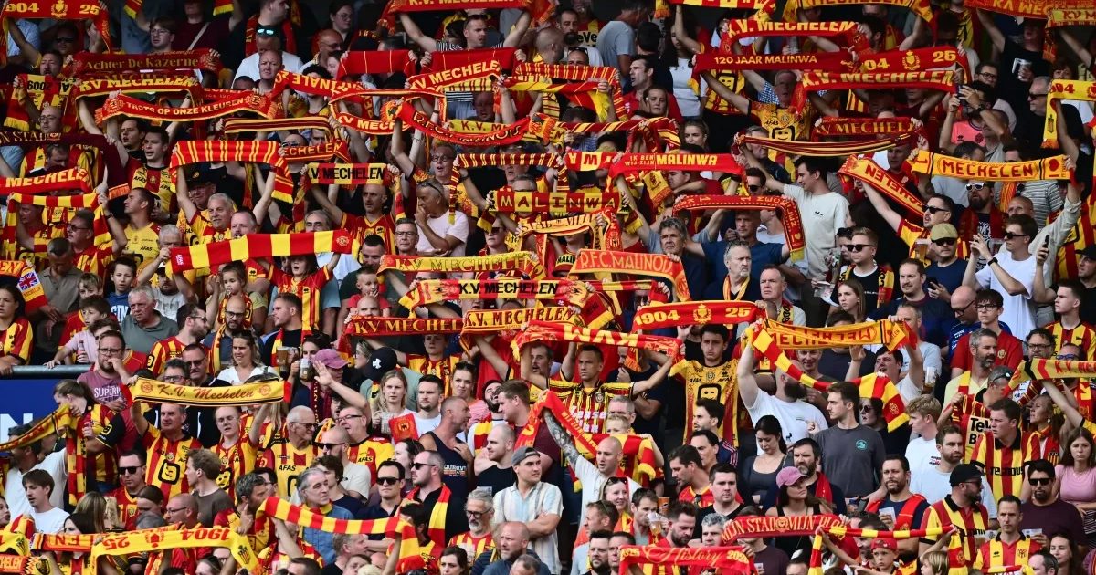 Supportersrellen op snelwegparking: familiebus met KV Mechelen-fans beschadigd