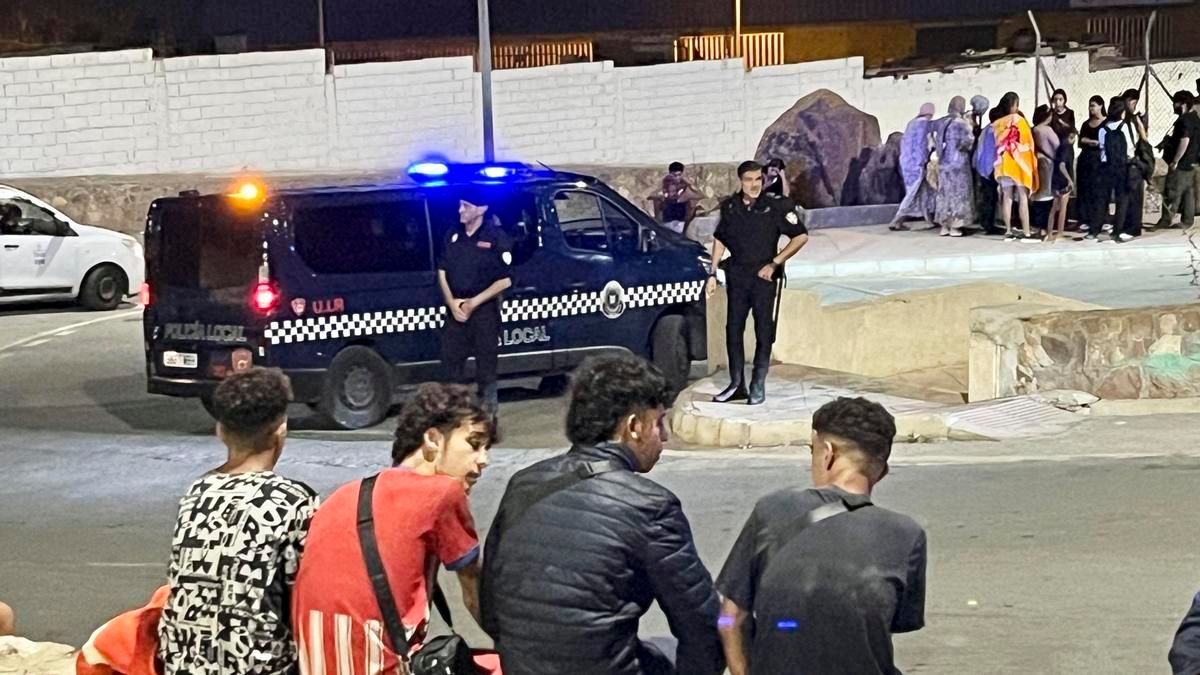 Un incendio en el Tarajal calcina más de 40 chabolas en un campamento de migrantes de Ceuta