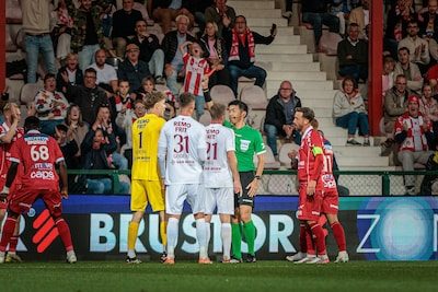 LIVE. SK Beveren moet met mannetje minder verder: doelman Schenk haalt doorgebroken Ogbuehi neer
