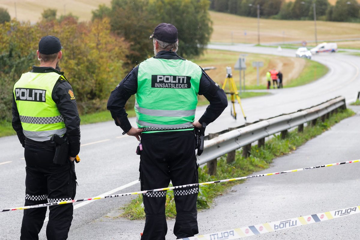 Mann omkom etter å ha blitt påkjørt i Trøndelag - kvinne til sykehus