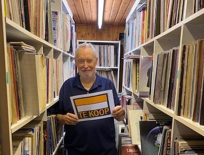Hij bepaalde jarenlang de muziek van ‘Tien Om Te Zien’, nu verkoopt Jos Van Oosterwyck (77) zijn collectie van 66.000 p…