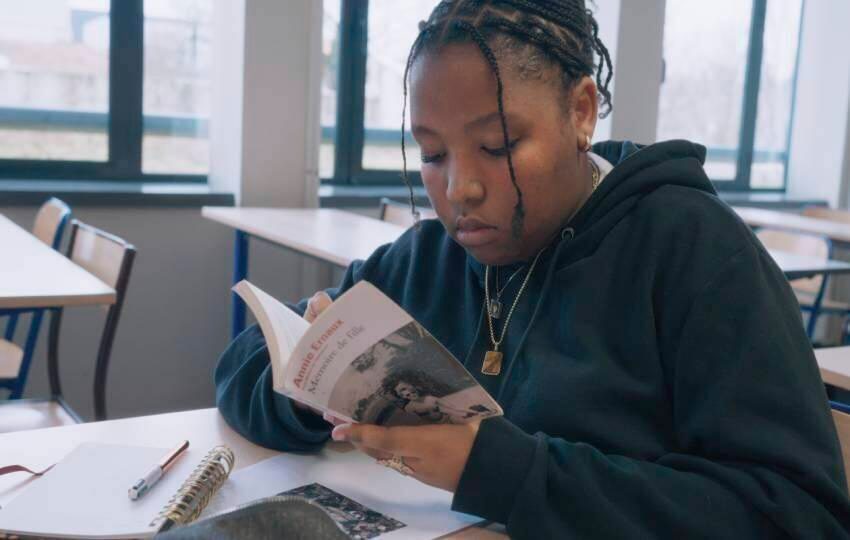 “Écrire la vie”, un bel éloge d’Annie Ernaux et des jeunes filles d’aujourd’hui