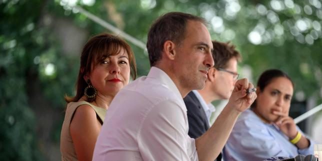 Raphaël Glucksmann en campagne dans un territoire rural pour tenter de casser son image de Parisien