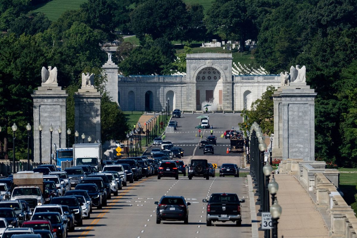 Den skal bli 76 meter høy. Nå sier Trump at den gigantiske triumfbuen også skal bli et militært kompleks.