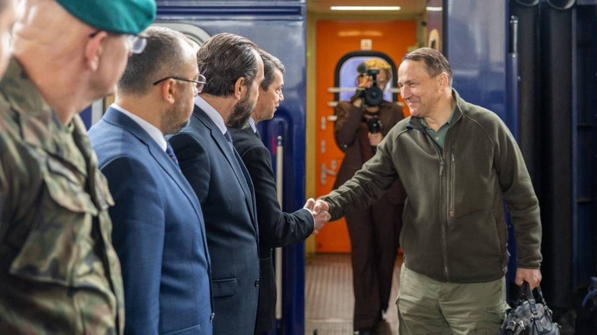 Radosław Sikorski z niezapowiedzianą wizytą w Kijowie. Pokazał zdjęcie