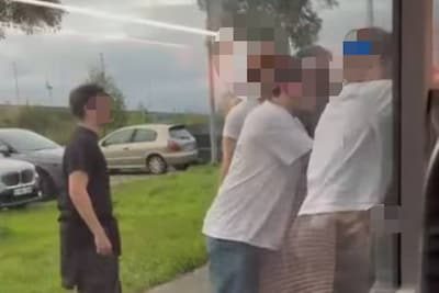 Beerschotsupporters vallen bus met fans van KV Mechelen aan op carpoolparking in Geel