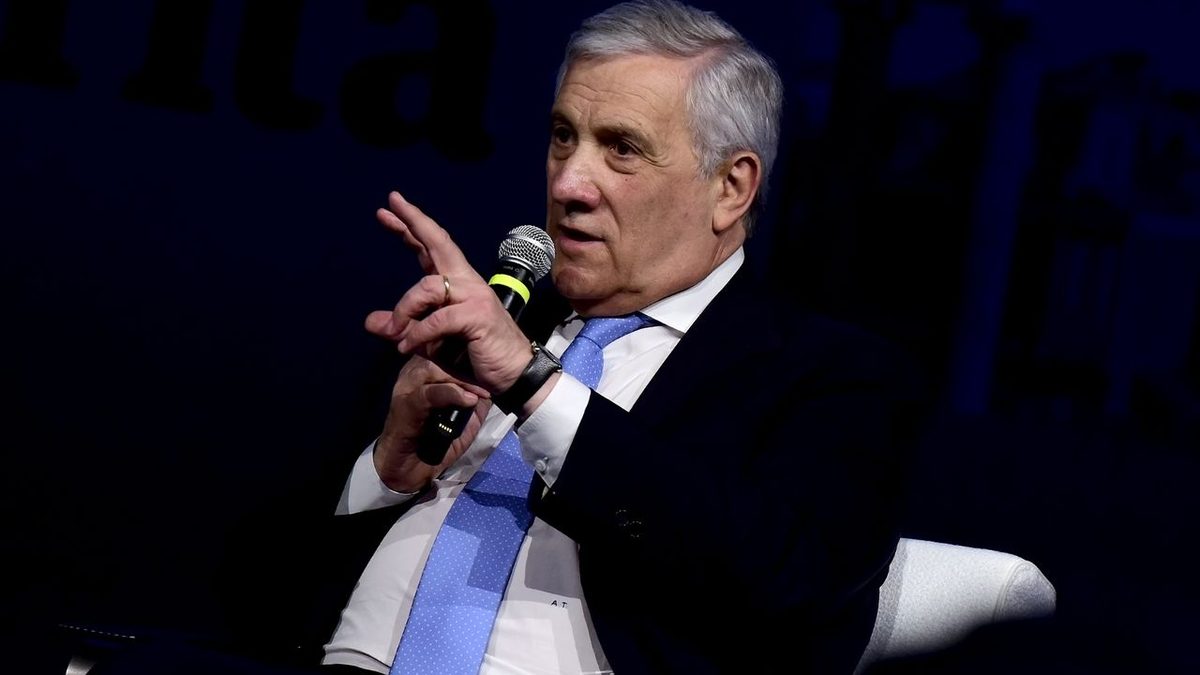 Antonio Tajani e la donna «meno appariscente» , Celeste Costantino: «Il Ministro normalizza la cultura patriarcale. Gio…