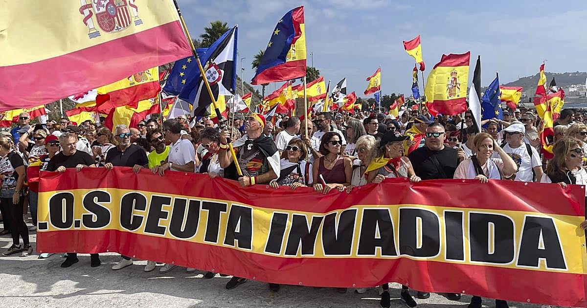 Cientos de ceutíes marchan en defensa de su españolidad: «¡Tirano, canalla, tú no eres caballa!»