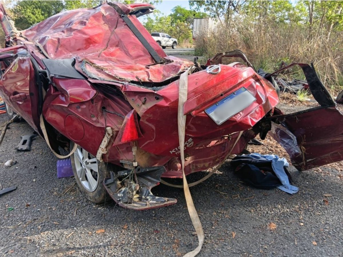 Casal morre após carro sair da pista e cair em área às margens de rio em Corinto