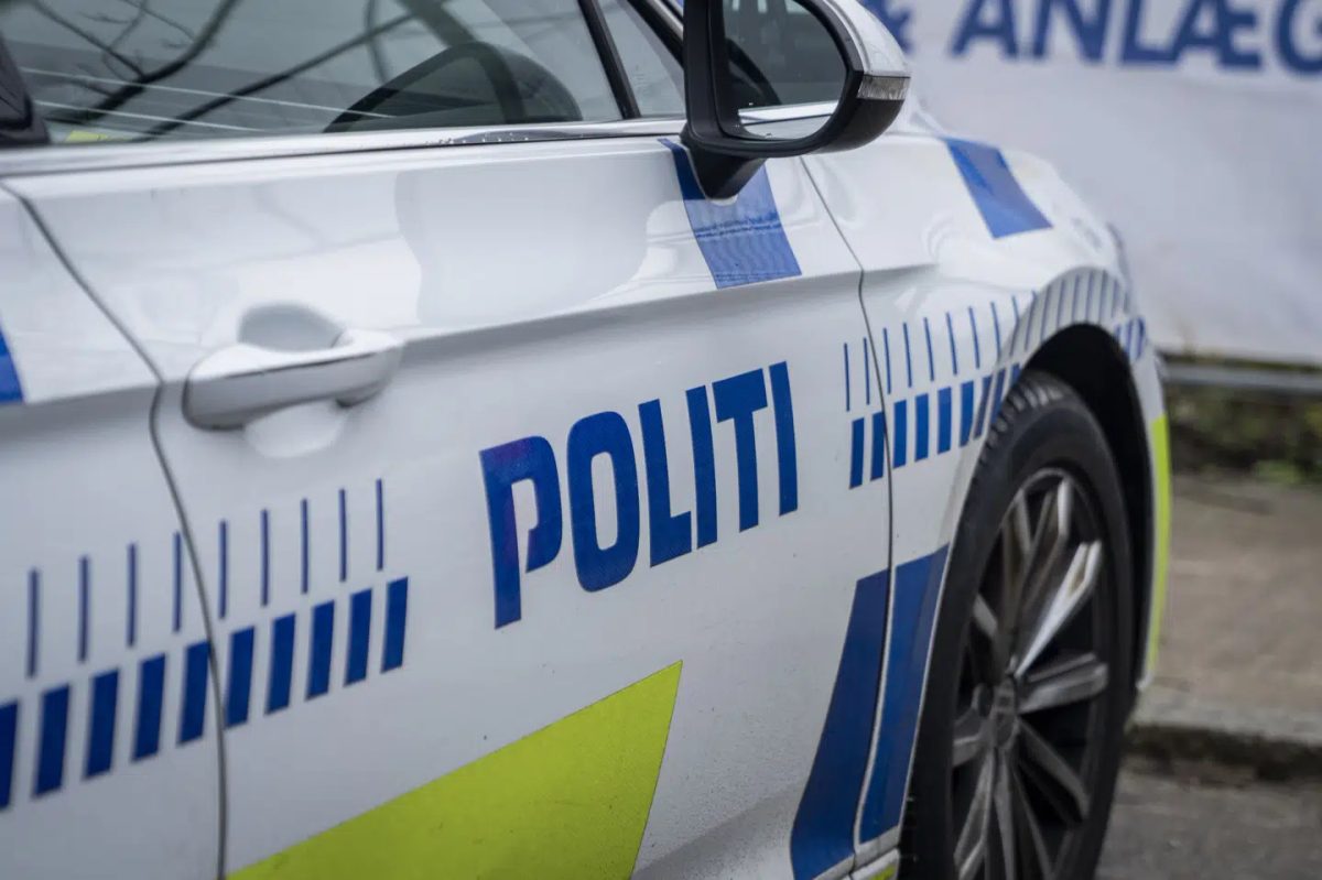 Ung mand er død efter bil kolliderede med træ på Fyn