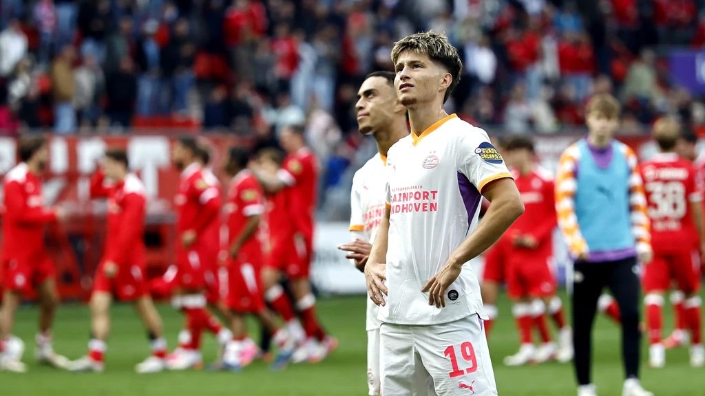 PSV lijdt ondanks voorsprong tegen Twente eerste nederlaag van het seizoen