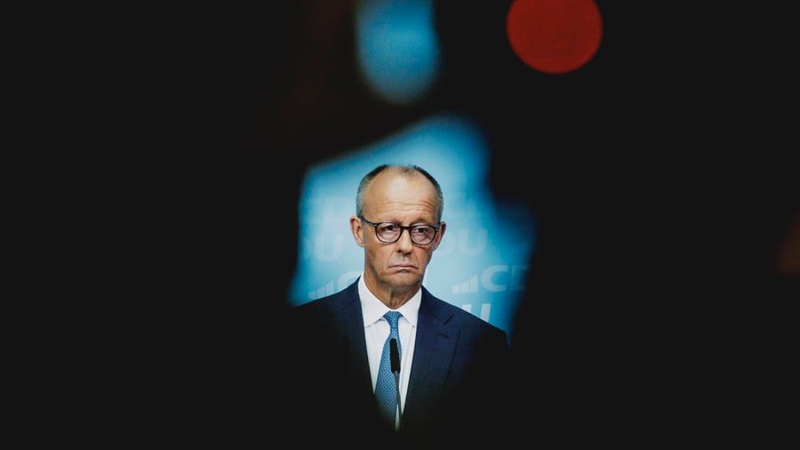 Bundesregierung: Ein tiefblauer Schatten legt sich über Friedrich Merz