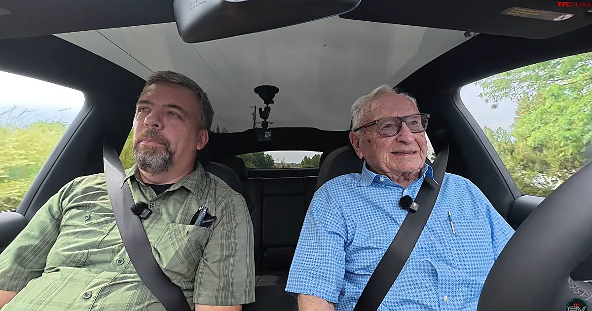 Larry, 98 años, cuenta su experiencia con un coche de conducción autónoma: «Es magia»
