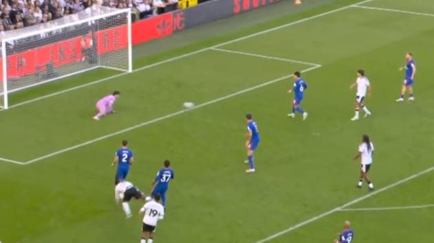 Martínez med komisk selvmål
