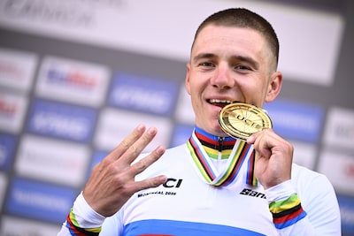“Heel de dag met een wonderlijk gevoel rondgereden”: Remco Evenepoel is heer en meester op WK tijdrijden en schrijft ge…