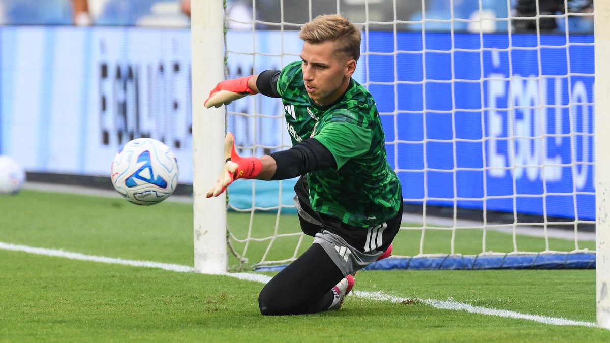 Équipe de France : Jean Butez remplace Robin Risser, amoindri physiquement, dans le groupe des Bleus