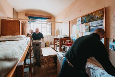 “Deze gevangenis is een héél slecht voorbeeld”: rechter verplicht Belgische staat om overbevolking in Gentse gevangenis…
