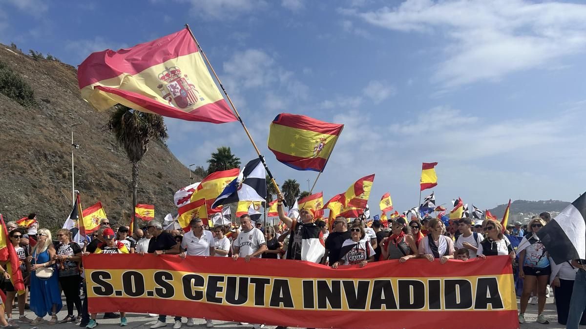 Varios centenares de ceutíes marchan hacia la frontera para exigir su protección: "Marruecos, canalla, esto es de los c…