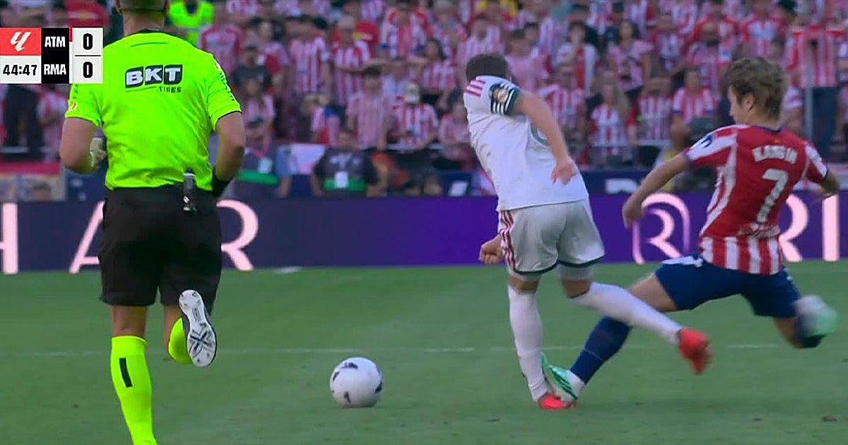 Así fue la película arbitral del derbi: Ortiz Arias se comió dos rojas al Atlético pero acertó en el penalti