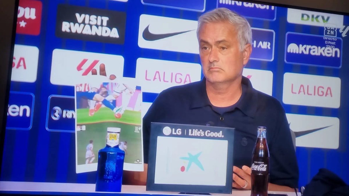 Mourinho saca una hoja con las dos faltas que el árbitro no consideró rojas: "El pobre no ha podido con la presión"