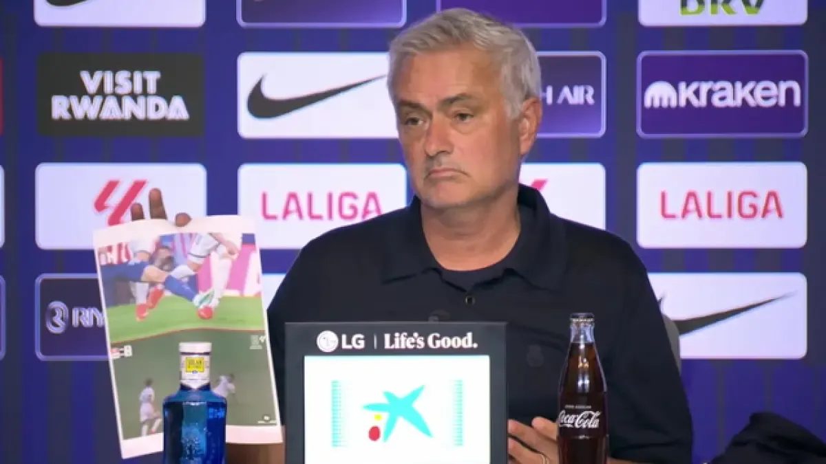 ¡Mou saca un papel con las dos rojas perdonadas!: "La historia del partido está aquí"