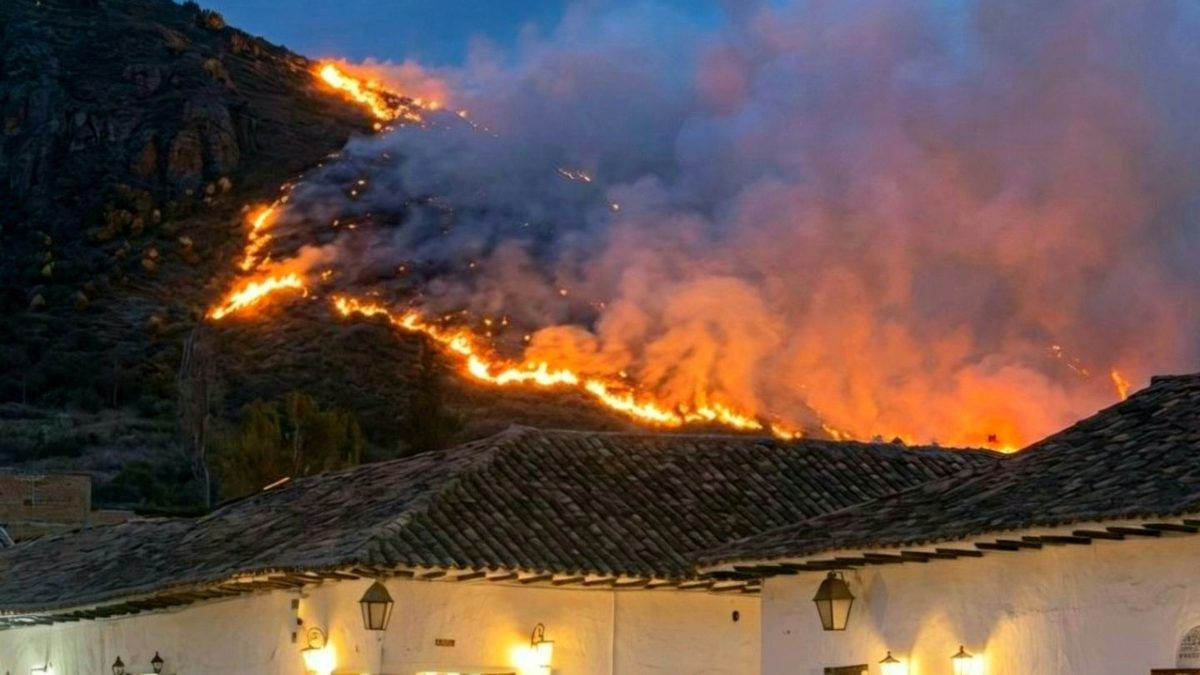 Waldbrand in Kolumbien bedroht bei Touristen beliebte Andenstadt Villa de Leyva
