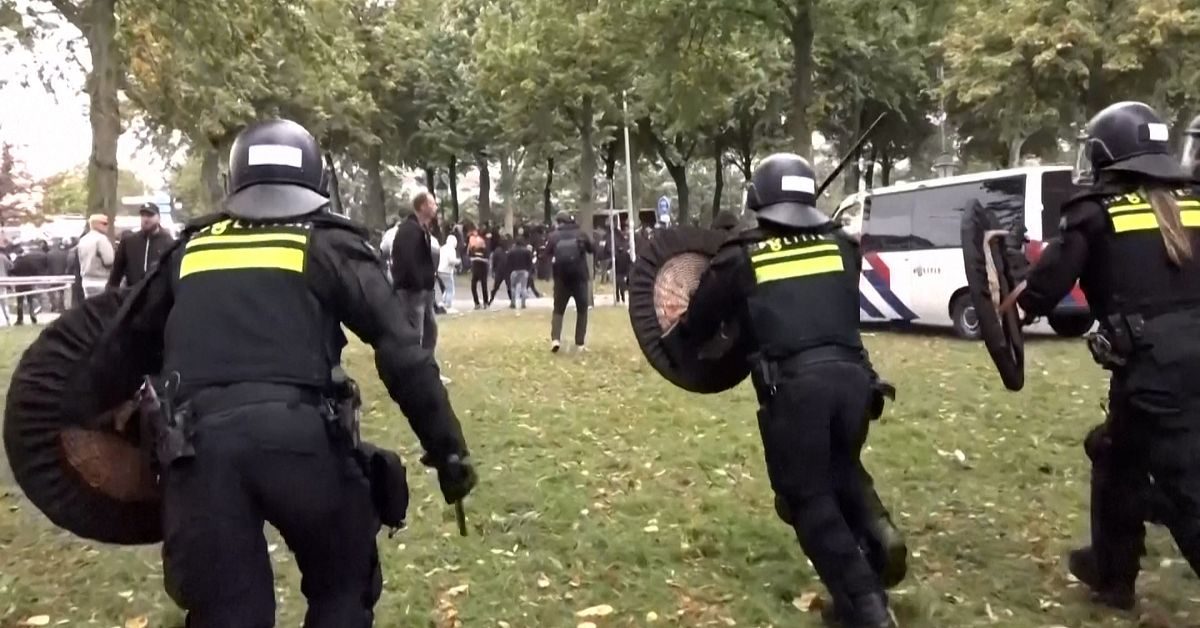 Högerextrema drabbar samman med polis i Haag
