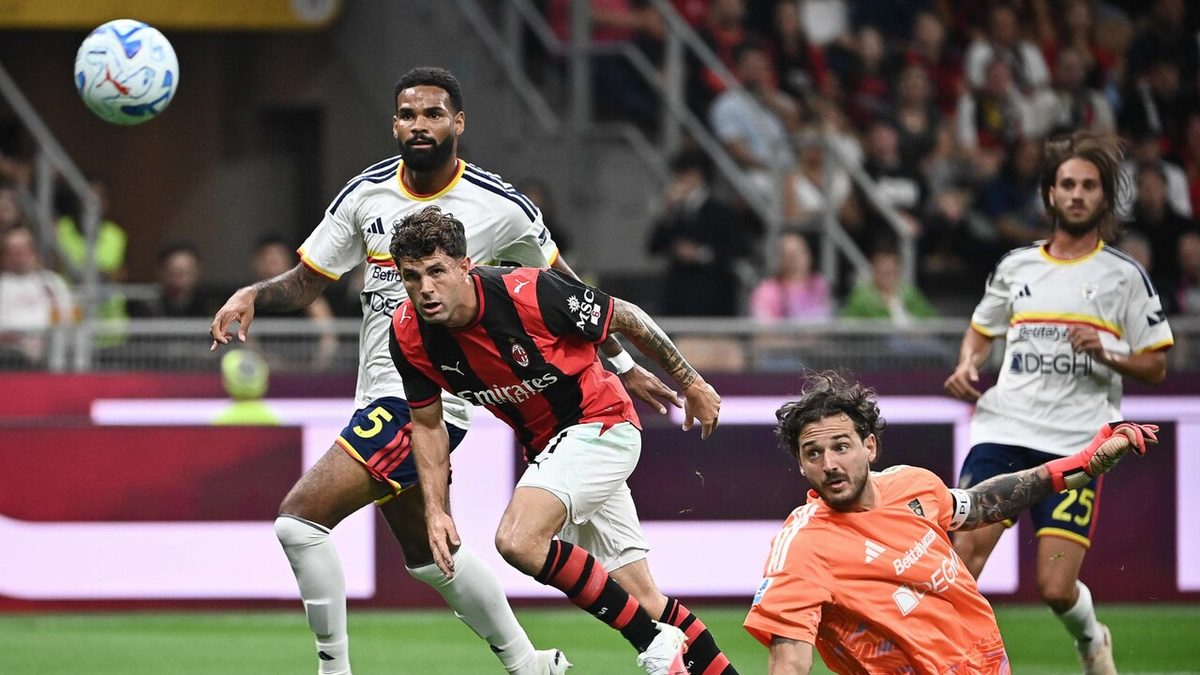 Serie A: Il Milan reagisce, Lecce battuto 3-0 e vetta a -2