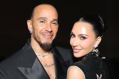 Kim Kardashian en Lewis Hamilton verliefder dan ooit: koppel kust elkaar bij opening nieuw museum