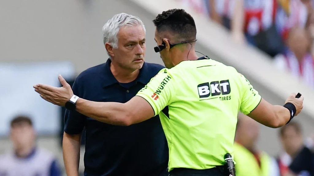 Real verliest Madrileense derby na rood Huijsen, Mourinho haalt uit naar scheidsrechter
