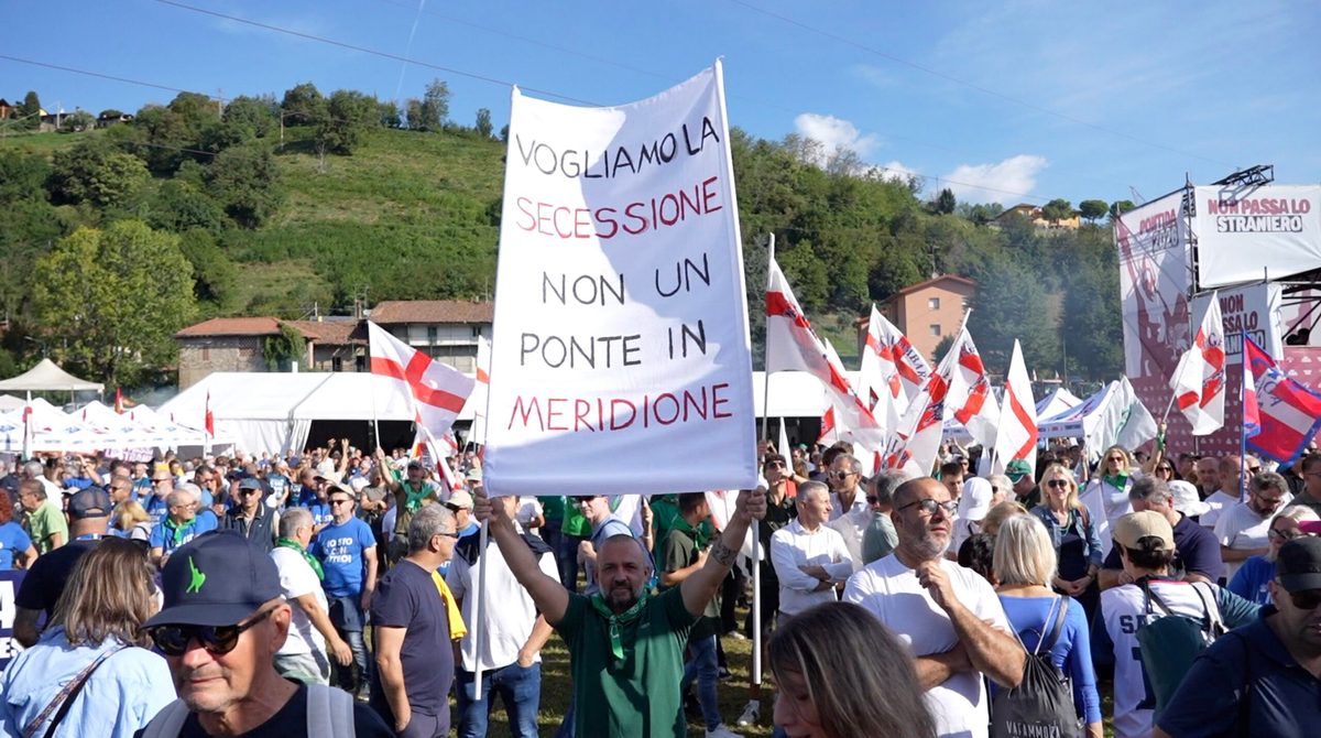 “Questa sarà l’ultima Pontida per Salvini”. Il video racconto del raduno leghista tra deputati lancia coro e contestazi…