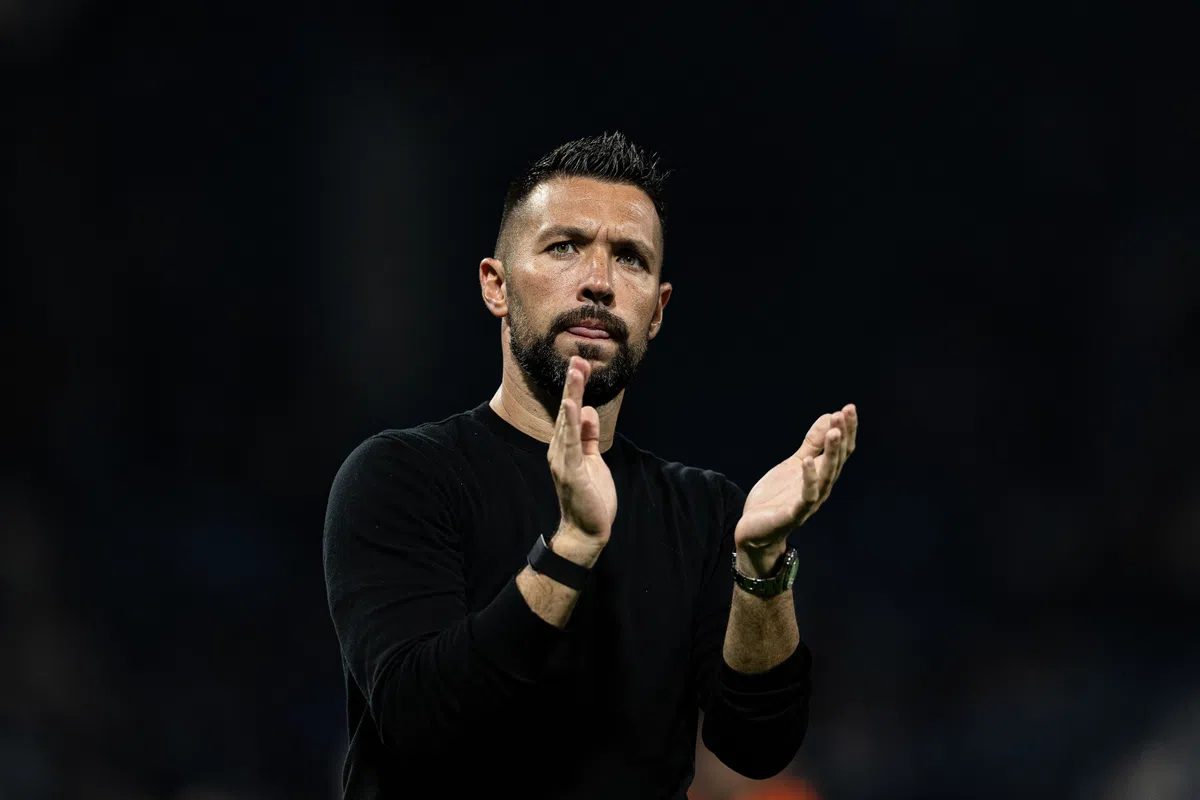 Domme rode kaart helpt Porto aan zege in O Clássico en Farioli aan record