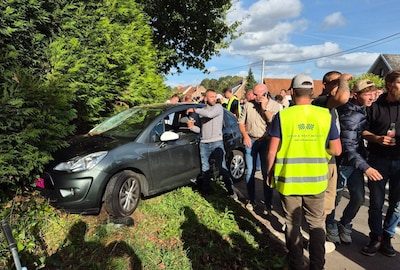 Meisje zwaargewond nadat Franse bestuurder (17) inrijdt op publiek van auto-event in Avelgem: “We hoorden hem zijn hand…