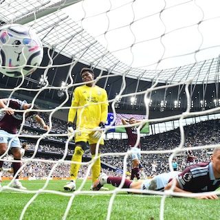 Geld maakt niet gelukkig voor Tottenham dat door nederlaag tegen Aston Villa (2-3) nog dieper in de problemen zit