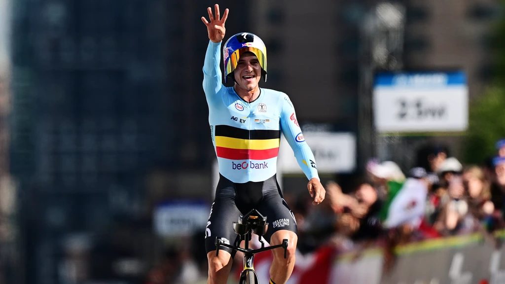 Onklopbare Evenepoel grijpt in Montreal vierde wereldtitel tijdrijden op rij