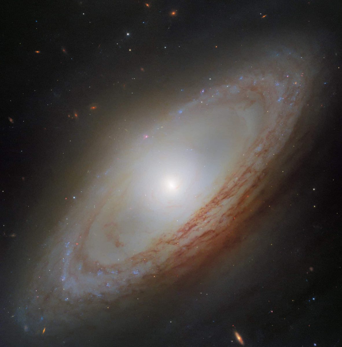 Dit sterrenstelsel draait twee kanten op: het geheim van NGC 4698