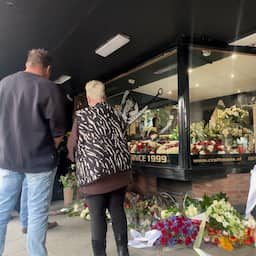 Video | Fans nemen afscheid van Ben Saunders bij zijn tatoeagestudio in Arnhem