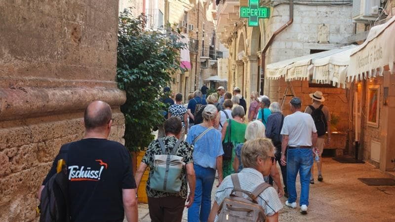 Caro-carburanti. “Caraibi e Zanzibar si allontanano. C’è chi ha deciso di restare a casa”
