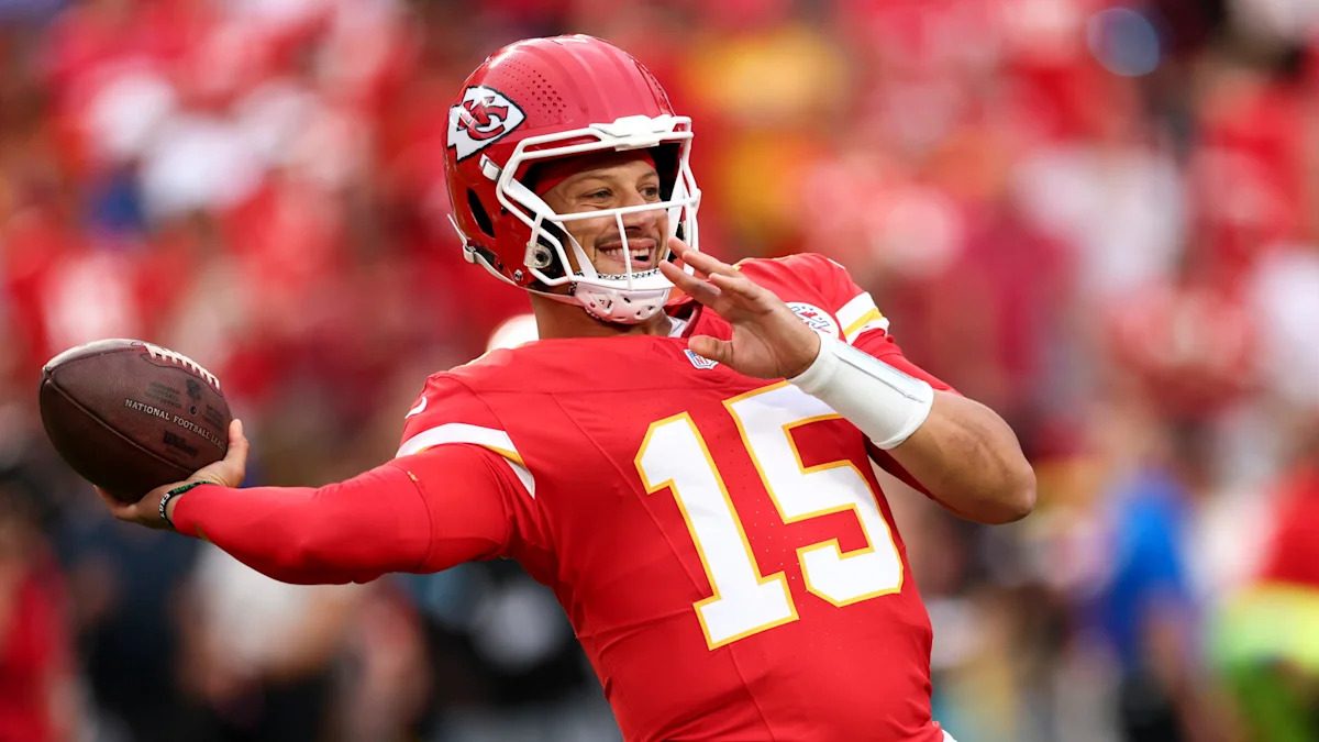Chiefs score on fourth down after Patrick Mahomes deep ball, lead 24-20