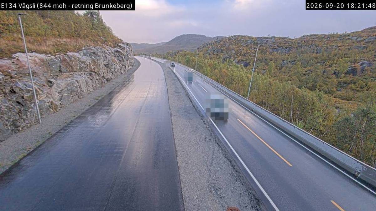 E134 er stengt i begge retninger etter alvorlig ulykke