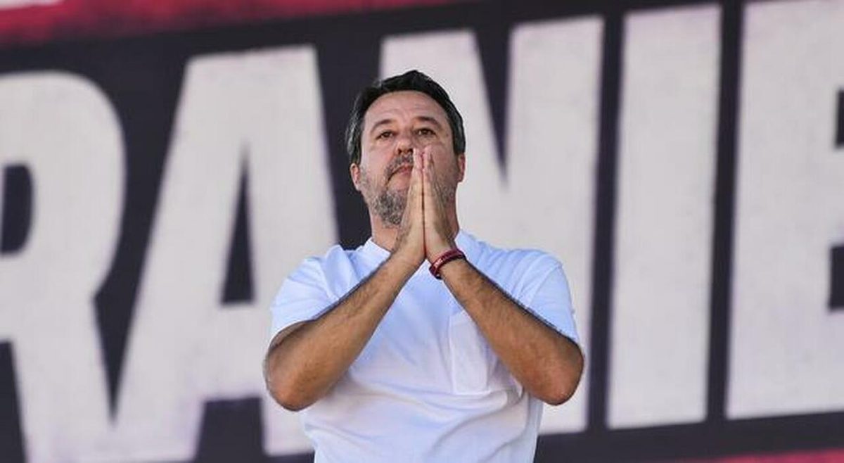 Salvini spiazza i rivali: «Congresso a ottobre, chiederò la fiducia per alzata di mano». Derby di cori su Romeo