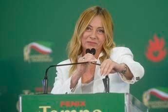 Meloni punge le opposizioni: "Non cantate 'Bollo ciao'?". E mette Vannacci nel mirino: "A scuola tetto a stranieri e st…