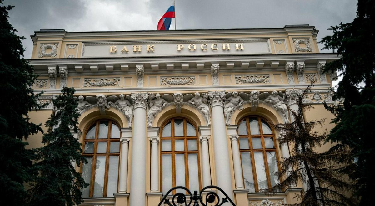 Economia russa, la Banca centrale vende tonnellate di lingotti d'oro dalle riserve: «Mai così tanto dal 1998»