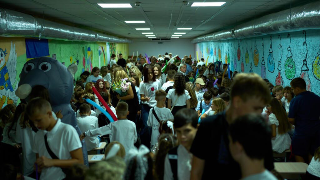 Ukraine: à Kiev, les écoles s’organisent sous terre face aux attaques aériennes russes
