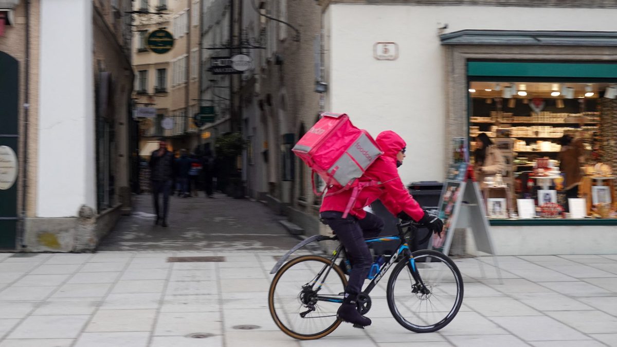 "Une société n'a pas à tordre les règles du droit du travail quand ça l'arrange": plus de 200 anciens livreurs de Foodo…