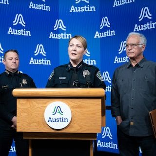 Live - Man zwaargewond nadat ICE-agent hem neerschiet in Texas • CNN uit perspool van Witte Huis gezet voor tv-verslagg…