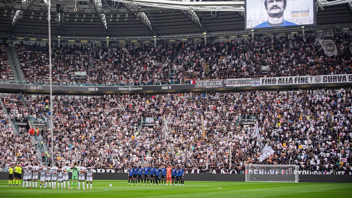La curva della Juventus si volta di spalle durante il minuto di raccoglimento per Sandro Mazzola. La Russa: “La mamma d…