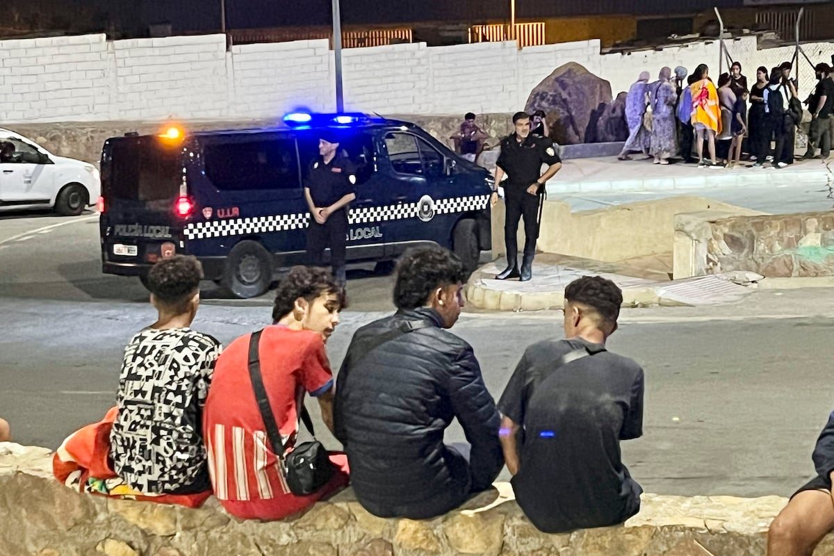 Última hora de la entrada de inmigrantes a Ceuta, en directo | Al menos 40 tiendas de migrantes incendiadas en las Nave…