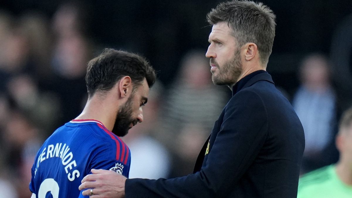 Neville: Carrick has got to stop defending the players